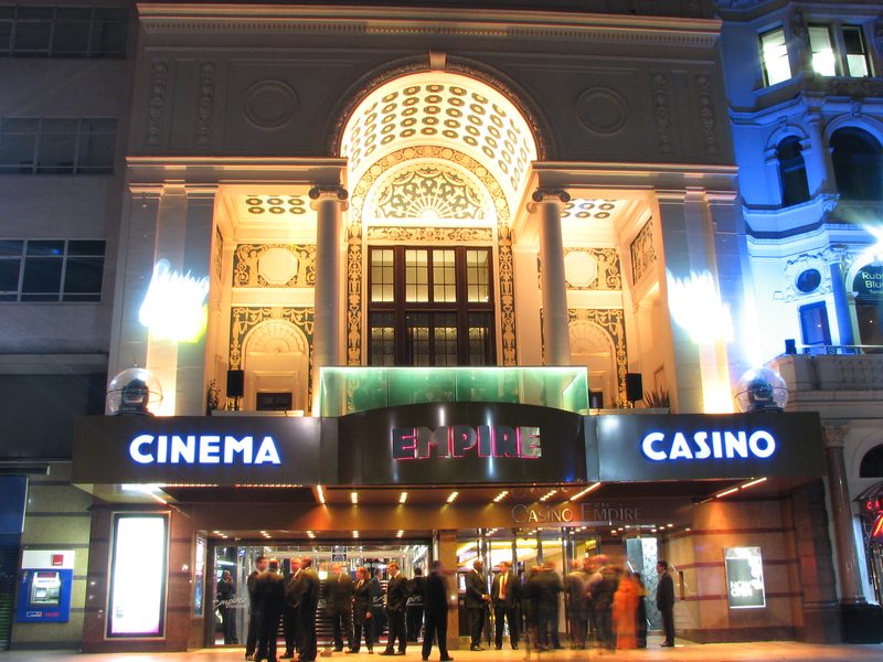 Budynek Empire przy Leicester Square nocą, z szyldami kina i kasyna