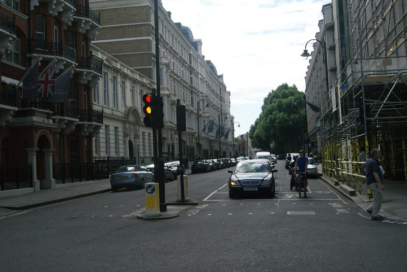 Harrington Gardens od strony Gloucester Road, z hotelem Millennium Gloucester