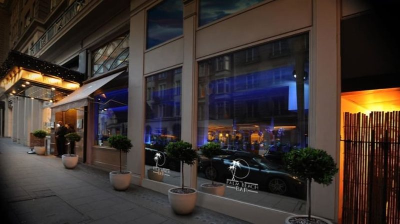Wejście do Palm Beach Casino przy Berkeley Street w Mayfair