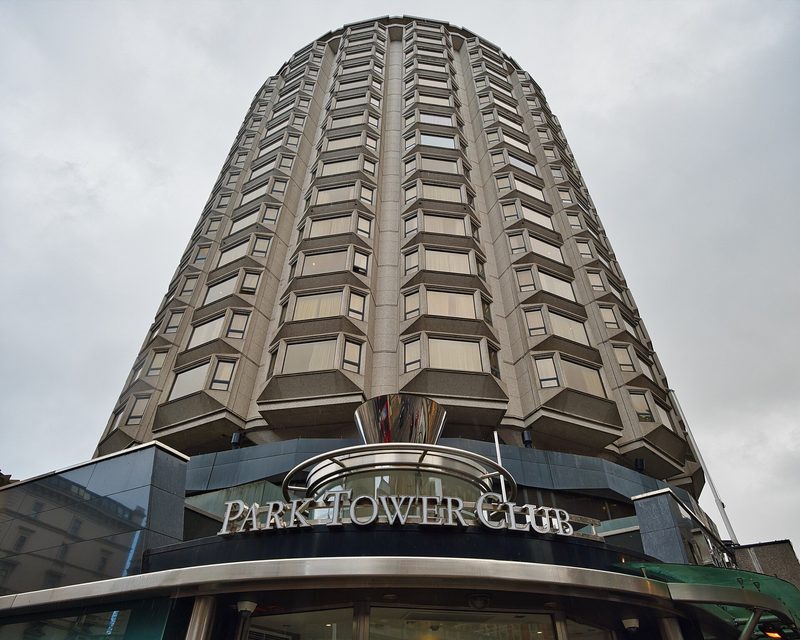 Walcowaty hotel Park Tower w Knightsbridge
