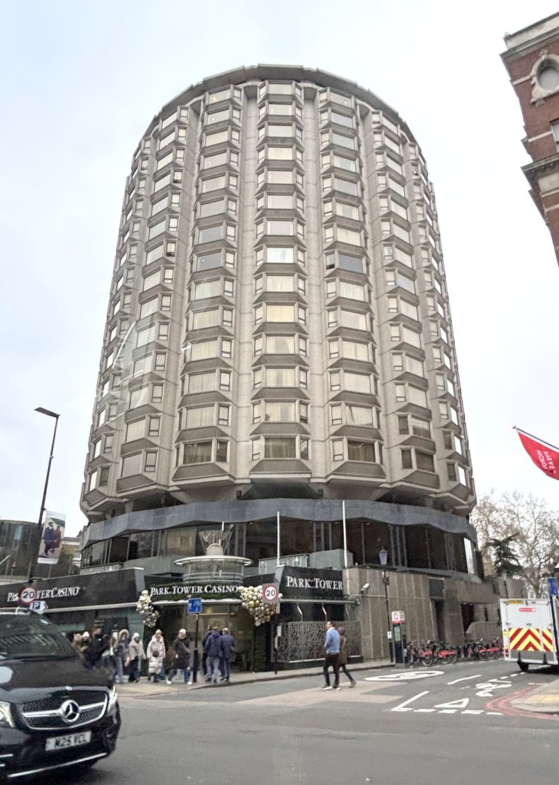 Hotel Park Tower widziany z ulicy Knightsbridge